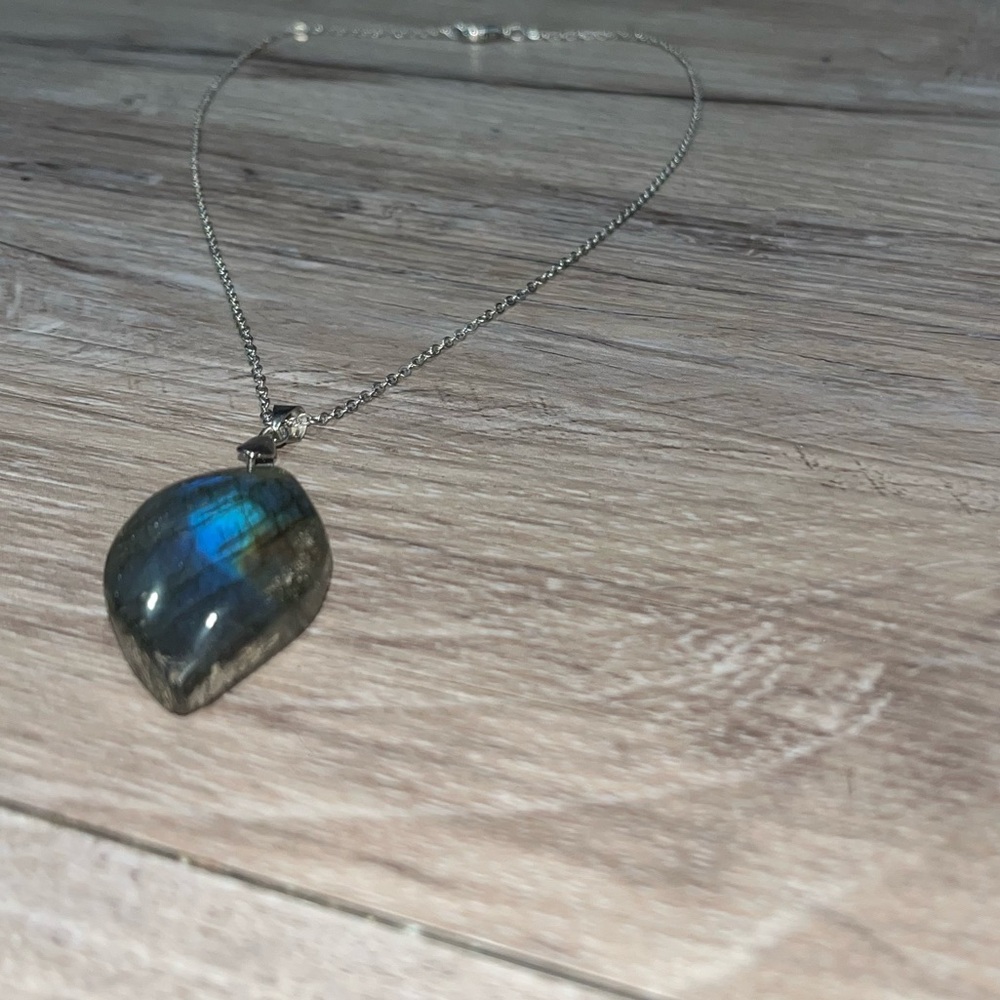 🌌 Labradorite Pendant Necklace - Picture 6 of 6